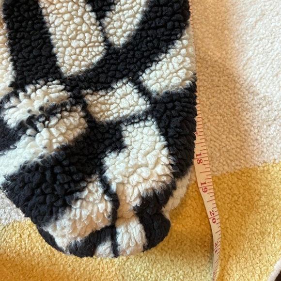 Urban Outfitters Olivia Print Sherpa Jacket XS Black white oversized print - Picture 10 of 11
